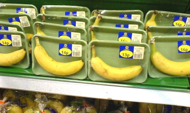 Unnötige Plastikverpackungen für Lebensmittel Bananen