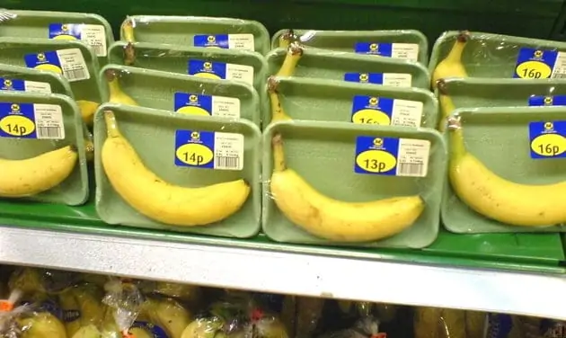 Unnötige Plastikverpackungen für Lebensmittel Bananen