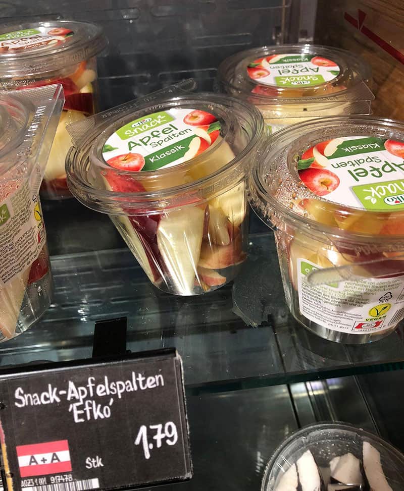 Apfel in Plastikverpackung - Absurde Verpackungen