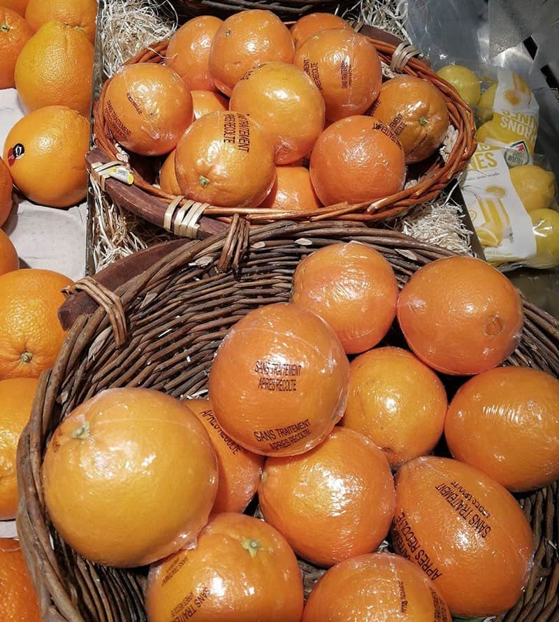 Unnötige Plastikverpackung bei Orangen