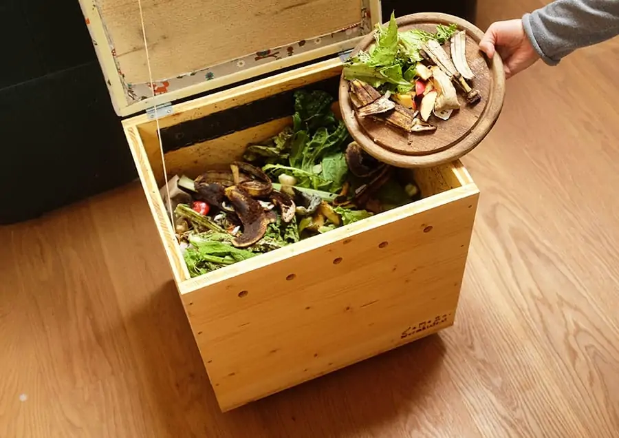 Wooden worm composter for organic waste