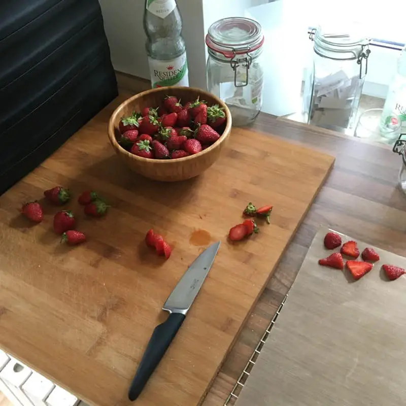 Drying strawberries preparation