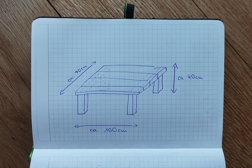 DIY Couchtisch selber bauen aus Holzbohlen