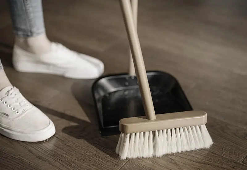 Bathroom plastic-free - with sustainable sweeping broom