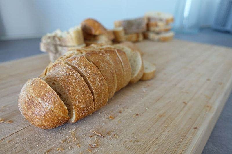 Make bread chips yourself from stale bread