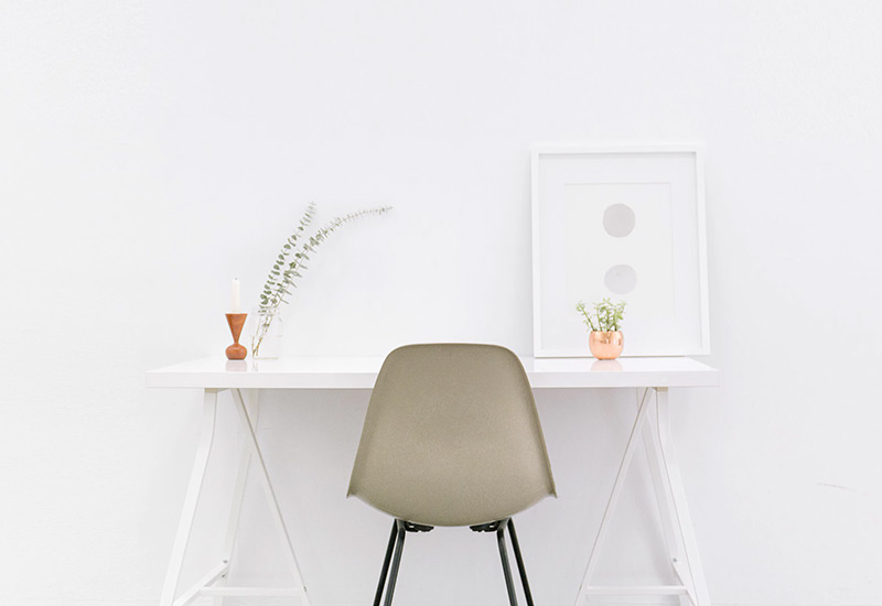 Ein minimalistischer Schreibtisch, der auf das Nötigste begrenzt ist