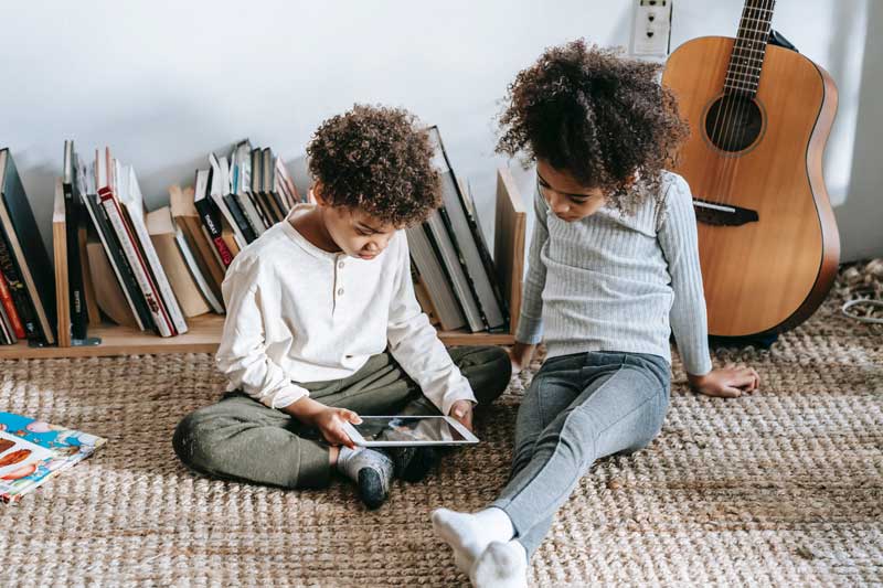 Kinder spielen auf Teppichboden