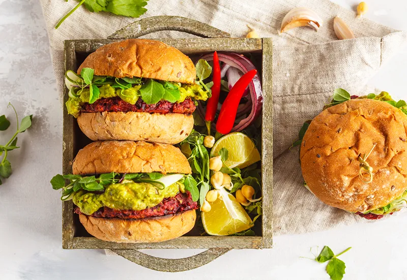 Drei vegane Burger ohne tierisches Fleisch