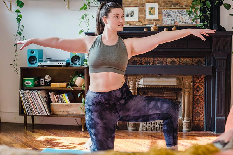 Frau macht Yoga zu Hause