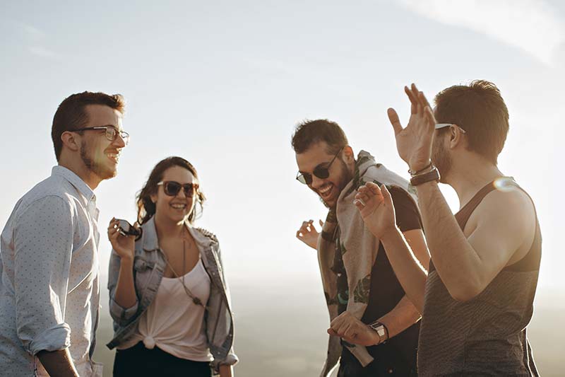 Freunde lachen und unterhalten sich