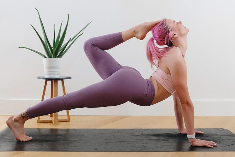 Frau macht Yoga Übungen