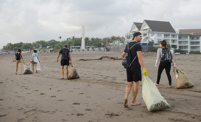 Müll sammeln am Strand - Nachhaltig reisen Vorurteile