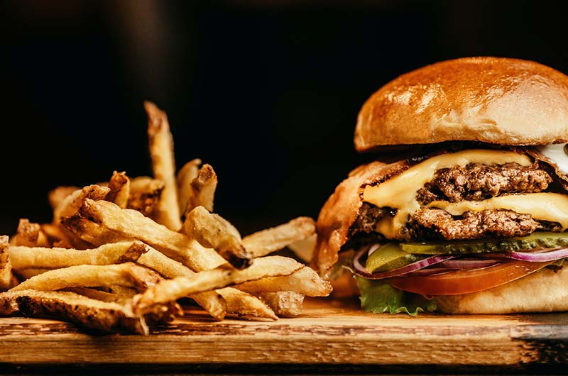 Fastfood - Burger mit Pommes