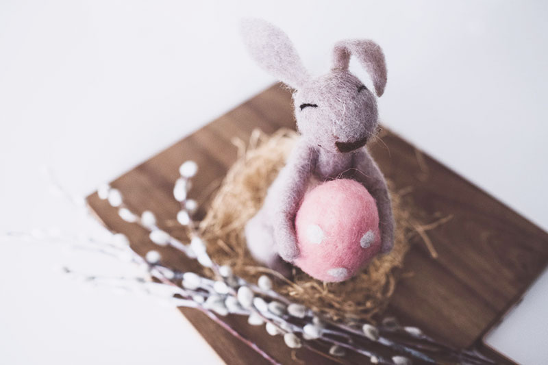 Sustainable Easter nest with plush bunnies