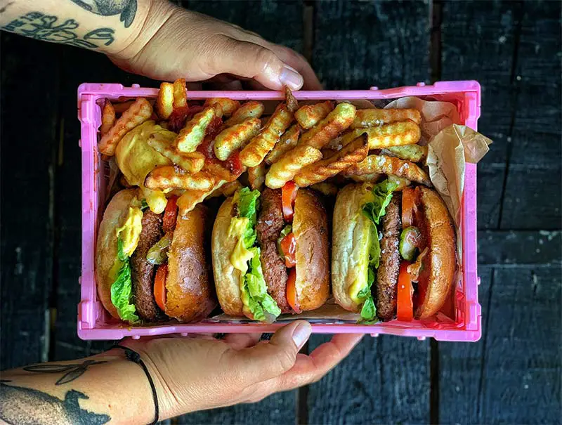 Vegane Burger mit Pommes - Wer würde da nicht gerne zuschlagen?