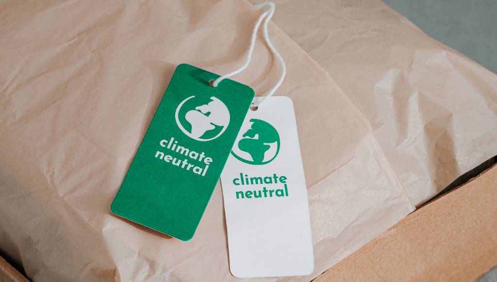 Climate-neutral filling and packaging material for shipping cartons