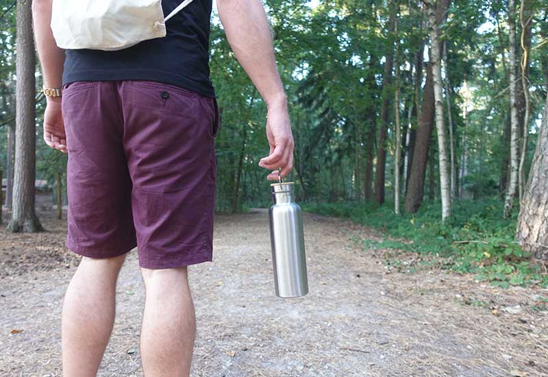 Mann mit Trinkflasche aus Edelstahl