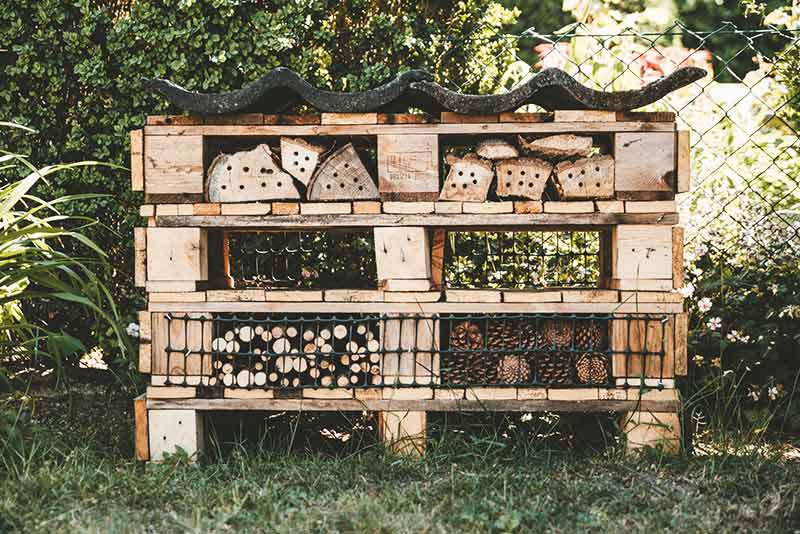 Upcycling bee hotel from wood and roof tiles