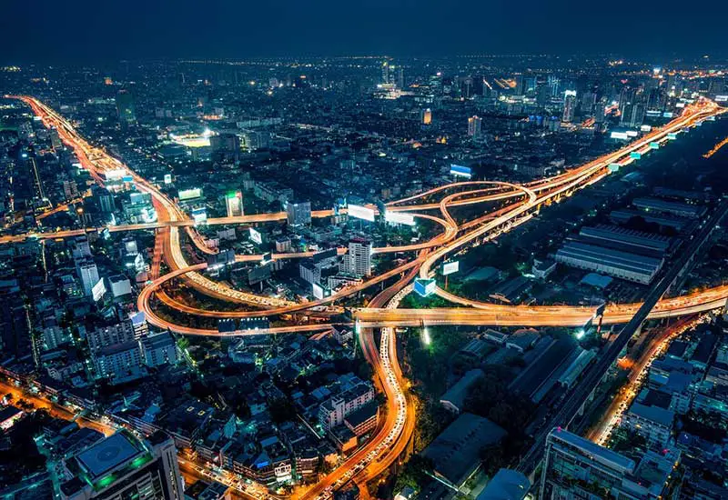 Großstadt mit Straßennetz bei Nacht