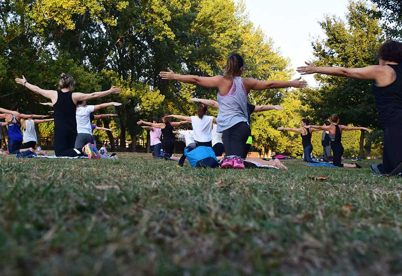 Trainingsgruppe im Park