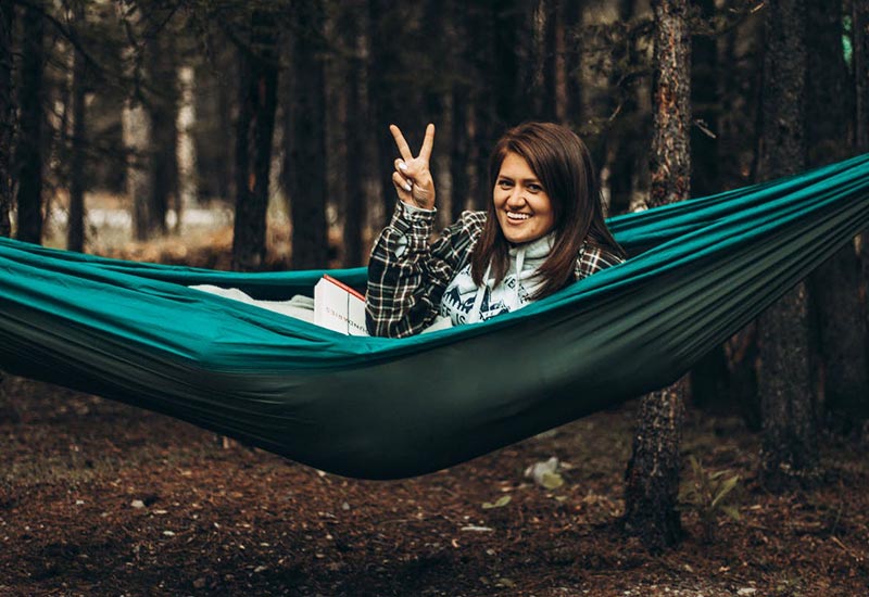 Stresslevel senken durch Hängematte im Wald