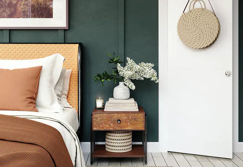 Umweltfreundliches Schlafzimmer mit grüner Wand