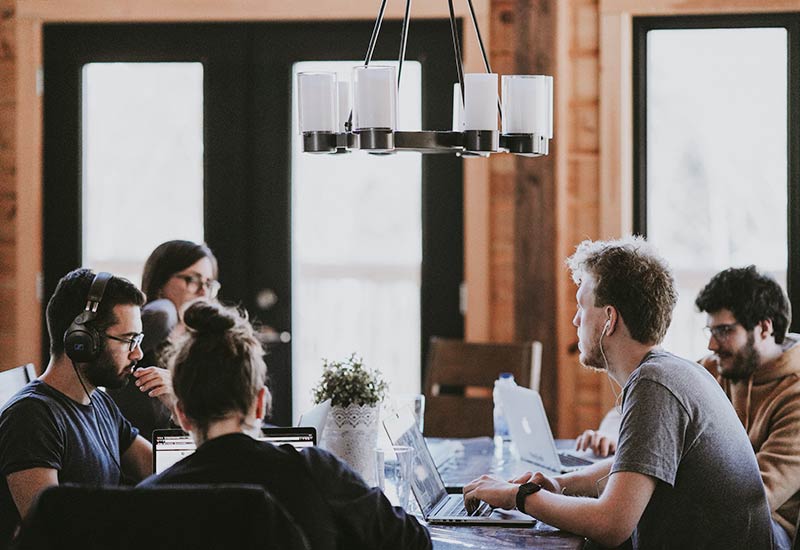 Meeting new people while traveling in the co-working space