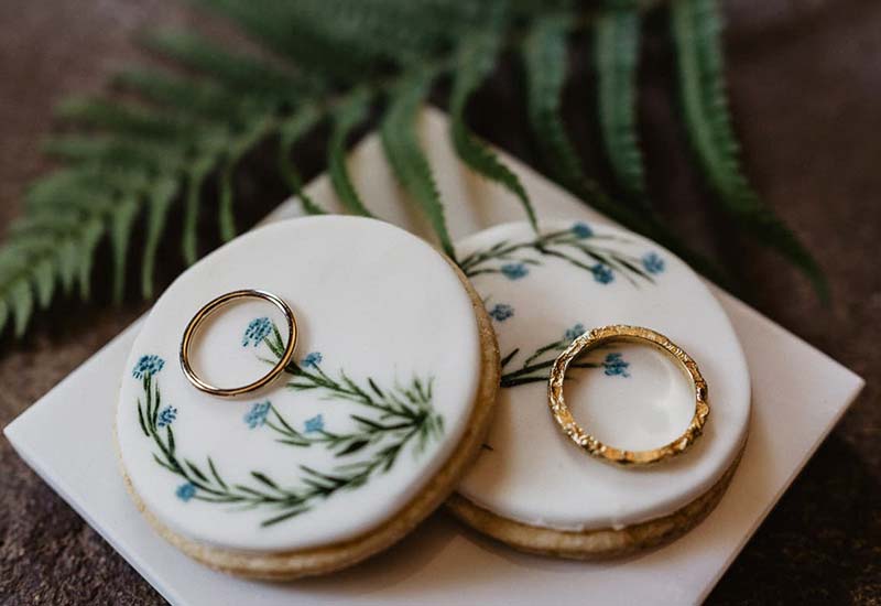 Ethische, goldene Ringe bei einer nachhaltigen Hochzeit