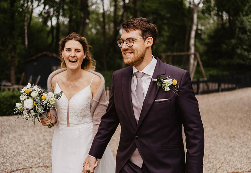 A wedding couple in sustainable clothing