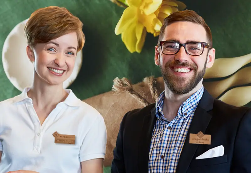 Namensschild aus nachhaltigem Holz im Hotelgewerbe