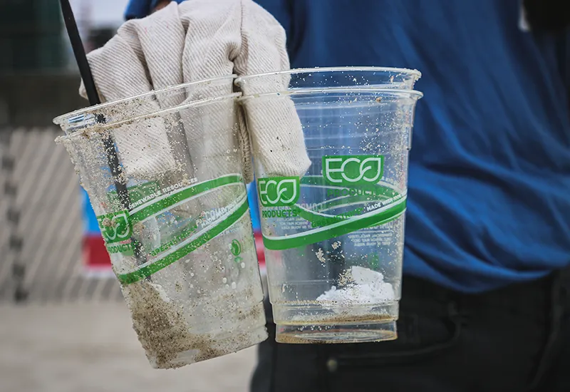 Einweg-Plastikbecher: Grünes Design für ein umweltschädliches Produkt