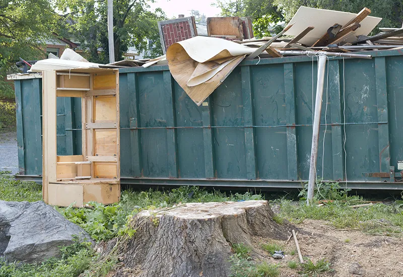 Ein voller Container nach einer Entrümpelung