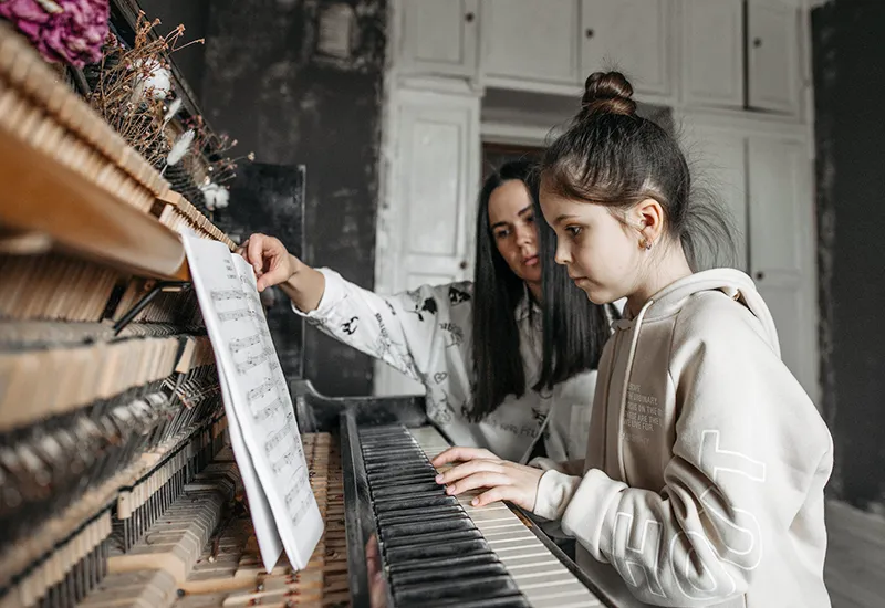 Hilf anderen Menschen dabei, ein Musikinstrument spielen zu lernen