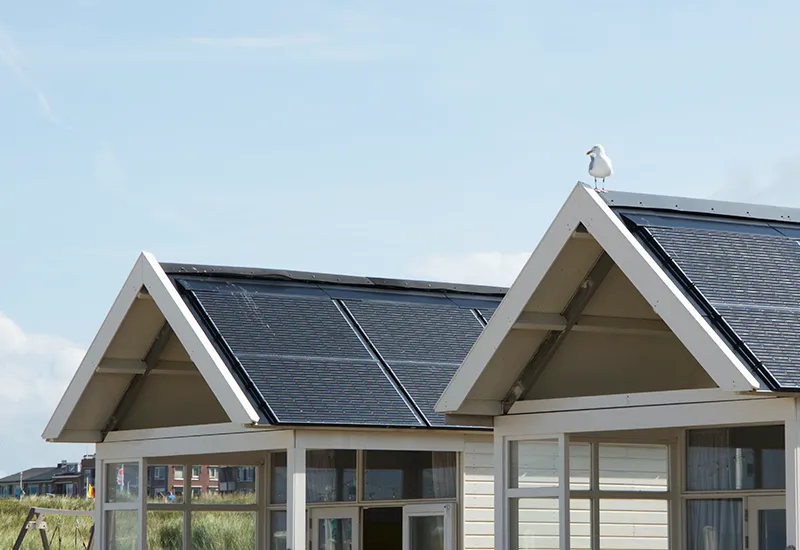 Solarpanels auf einem umweltfreundlichen Ferienhaus