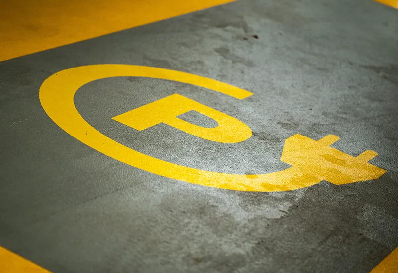 Ein Parkplatz für Elektroautos mit Lademöglichkeit