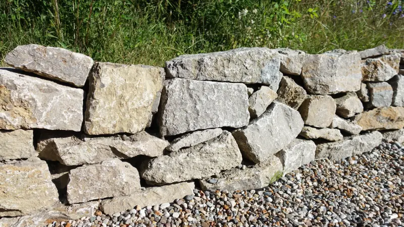 Eine Steinmauer als DIY-Idee für den Garten