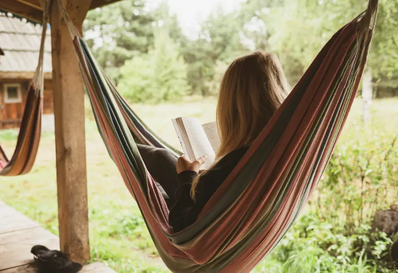 Hängematte und Buch als entspannende Aktivität