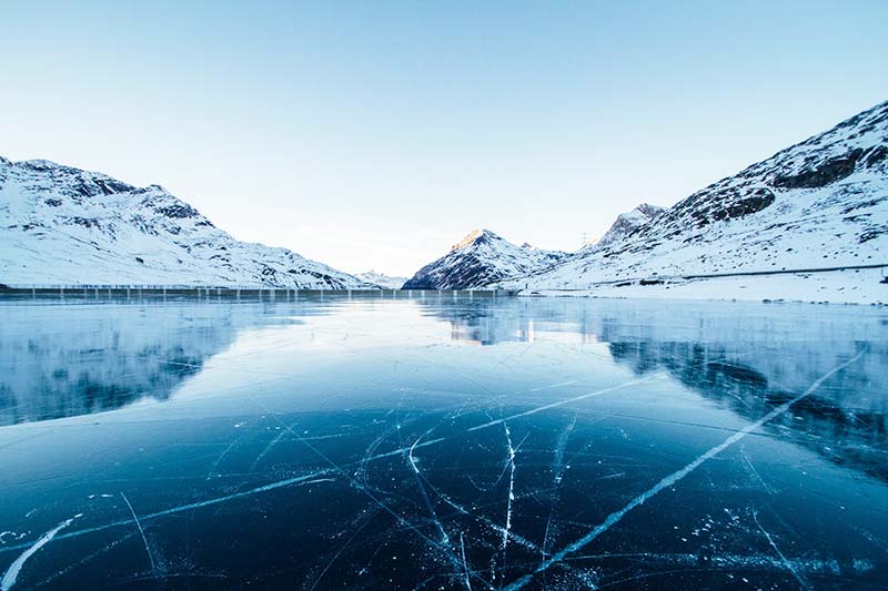 Gefrorener See an den Bergen