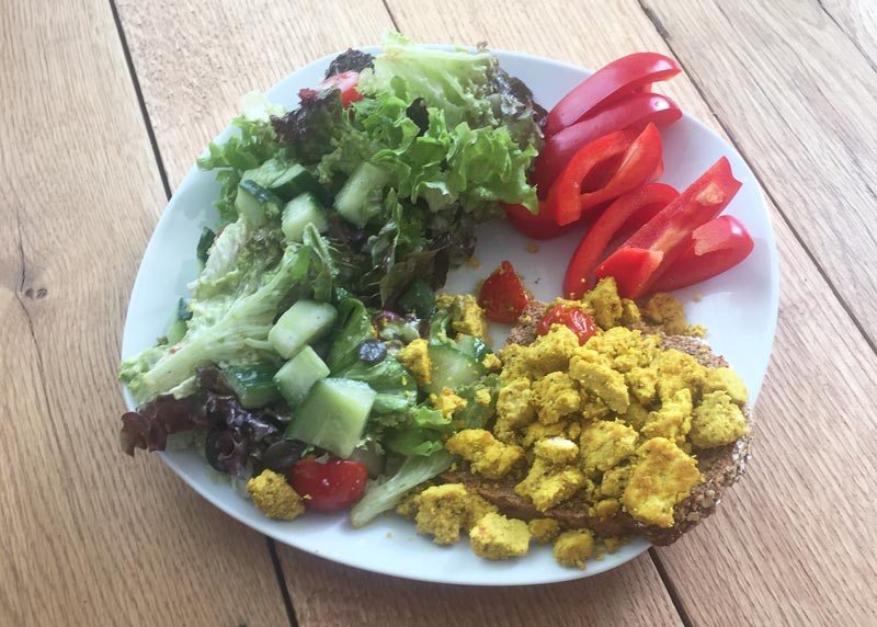 Make vegan scrambled eggs yourself - recipe