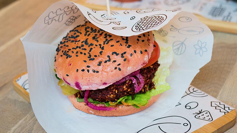 Veganer Burger in Papier